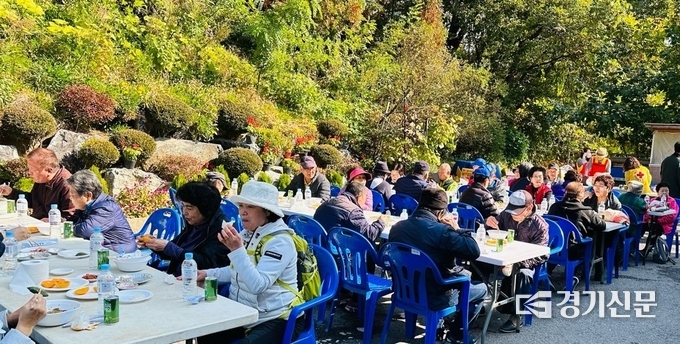 구리시 교문1동 적십자봉사회가 28일 관내 독거어르신 100명을 초청해 짜장면을 대접하는 ‘어르신과 함께하는 짜장면 추억만들기’행사를 가졌다. (사진=구리시 제공)