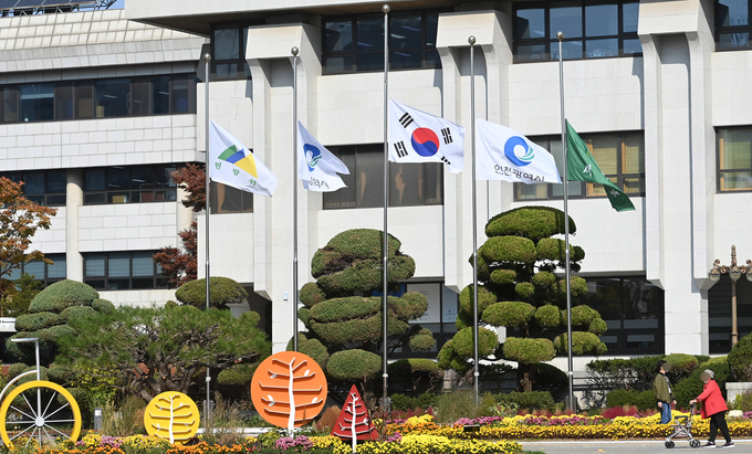 30일 인천시청 국기게양대에 조기가 게양돼 있다. ( 사진 = 인천시 제공 )