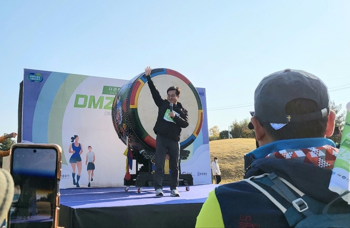 김동연 경기도지사는 참가자들과 함께 준비 운동을 한 후 걷기 행사에 동참했다. (사진=김혜진 기자)