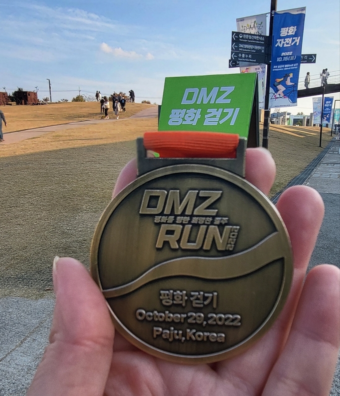 DMZ RUN 평화 걷기 후 메달을 손에 쥐었다. (사진=김혜진 기자)