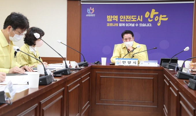 최대호 안양시장이 30일 이태원 사고 관련 긴급 대책회의를 주재하고 있다.(사진=안양시 제공)