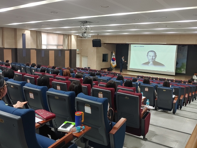 김포교육지원청이 260여명의 공립학교 행정실무사들을 대상으로 연수를 실시하고 있다. (사진=김포교육지원청 제공)