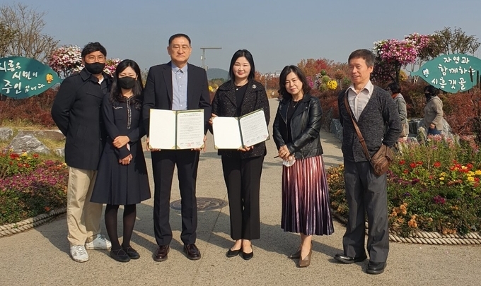 시흥도시공사는 지난 28일 한국미술협회 시흥지부와 지역 문화기반을 확충하기 위한 업무협약을 체결했다.(사진=시흥도시공사 제공)