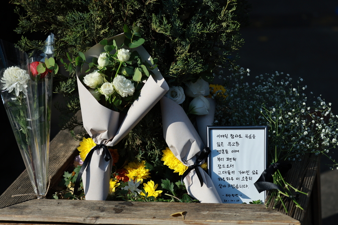  30일 서울 용산구 이태원동 '핼러윈 인파' 압사 사고 현장 부근에 희생자를 추모하는 꽃과 편지가 놓여 있다. (사진=연합뉴스 제공)
