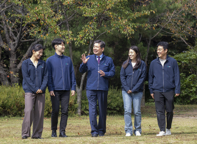 인천환경공단 최계운 이사장이 직원들과 경영방침을 이야기하고 있다. ( 사진 = 인천환경공단 제공 )
