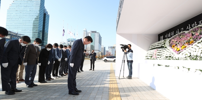 최대호 안양시장이 31일 간부공무원들과 함께 시청 합동분향소를 찾아 헌화한 뒤 묵념하고 있다.(사진=안양시 제공)