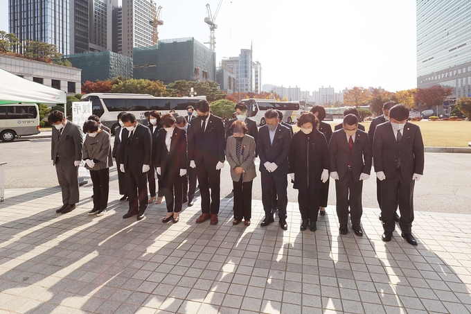 안양시의회 의원들이 31일 시청 합동분향소에서 헌화를 마치고 묵념하고 있다.(사진=안양시의회 제공)