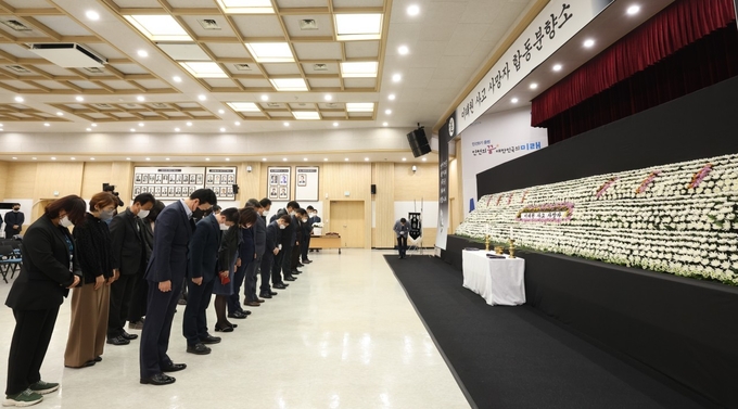 31일 오후 도성훈 교육감이 교육청 간부들과 함께 이태원 사고 사망자 합동분향소를 방문했다. ( 사진 = 인천시교육청 제공 )