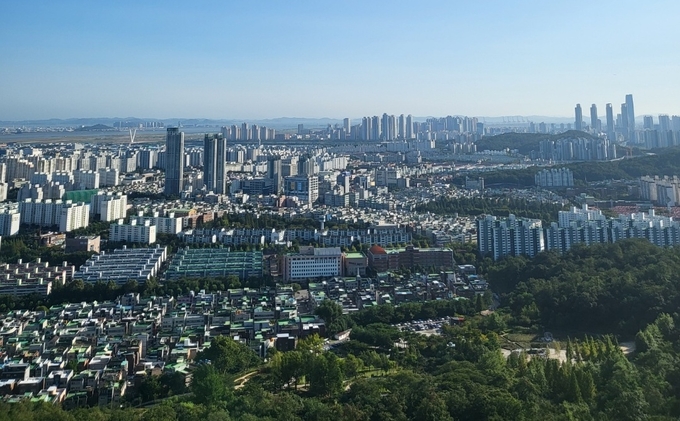 문학산 정상에서 바라본 인천 주택단지 모습. ( 사진 = 독자 제공 )