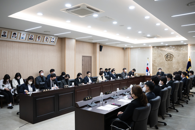 남양주시의회는 31일 소회의실에서 전체의원이 참석한 가운데 서울 이태원 참사 관련 긴급대책회의를 갖고 사고 수습 및 재발 방지 대책을 논의했다.(사진=남양주시의회 제공)