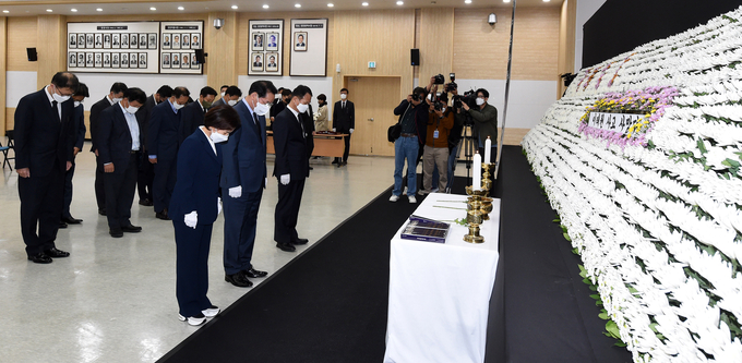31일 인천시청 대회의실에 마련된 이태원 사고 사망자 합동분향소에서 유정복 시장이 간부 공무원들과 조문을 하고 있다. ( 사진 = 인천시 제공 )