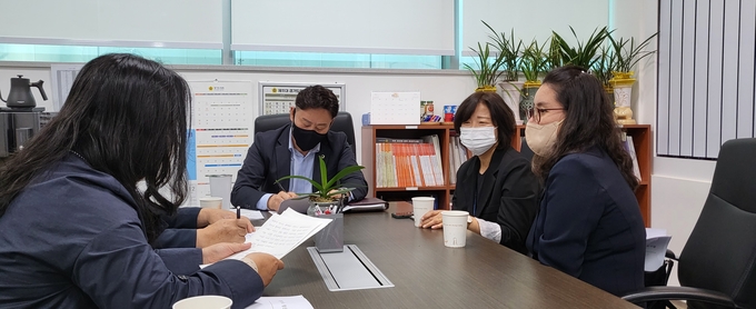 경기도의회 최종현 보건복지위원회 위원장(민주‧수원7)이 지난 31일 도의회에서 정신질환자 절차보조사업 관련 정담회를 가졌다. (사진=경기도의회 제공)