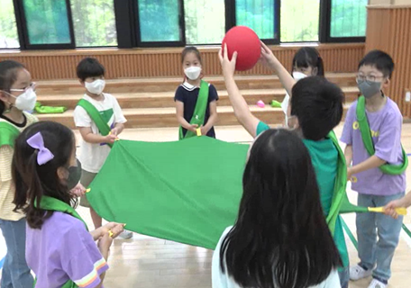  ‘놀이 수업 사례 동영상’ 2학년 창체 놀이수업 편 갈무리. (사진=경기도교육청 제공)