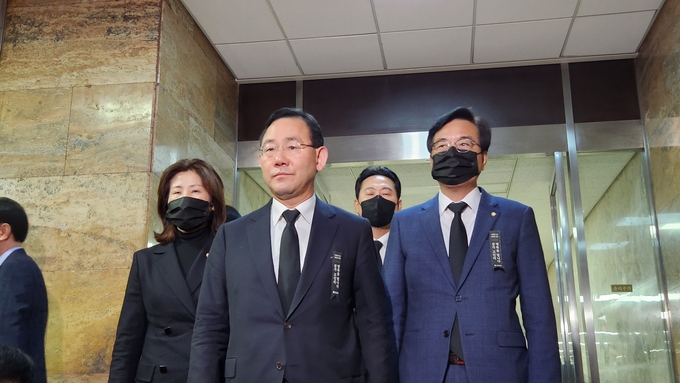 주호영 국민의힘 원내대표가 1일 국회에서 원내대책회의를 마치고 나와 기자들의 질문에 답변하고 있다. (사진=김한별 기자)