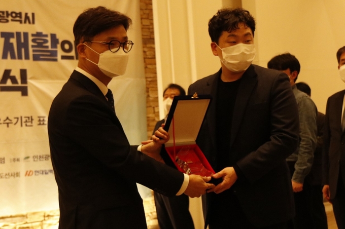 지난 17일 (왼쪽부터) 인천시장애인직업재활시설협회 황성주 회장과 계양구시설관리공단 직원이 표창을 들고 기념 촬영을 하고 있다. ( 사진 = 계양구 제공 )