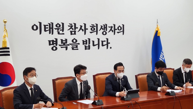 더불어민주당은 1일 국회에서 원내대책회의를 열고 이태원 참사 사고와 관련해 정부기관의 책임론을 주장했다. (사진=김한별 기자) 
