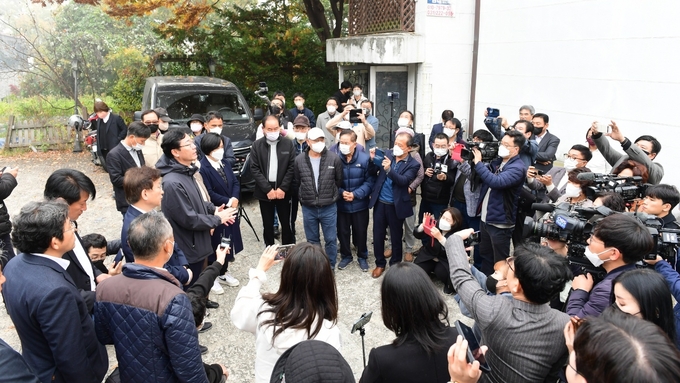 정명근 시장이 취재진을 향해 법무부의 일방적 정책의 문제를 제기하면서 근본적인 해결 마련을 위한 제도 마련이 시급하다고 목소리를 높였다.(사진=화성시 제공)