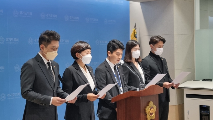 경기도의회 더불어민주당은 1일 도의회 브리필룸에서 기자회견을 하고 있다. (사진=허수빈 기자)