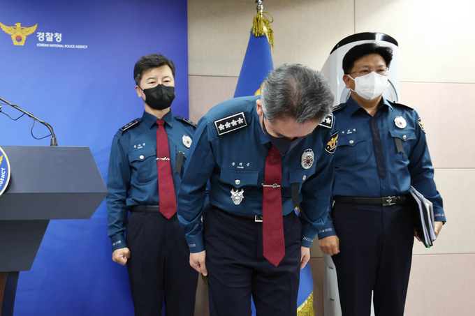 윤희근 경찰청장이 1일 서울 서대문구 경찰청에서 '이태원 참사'와 관련해 입장 발표에 앞서 대국민 사과를 하고 있다. (사진=연합뉴스)