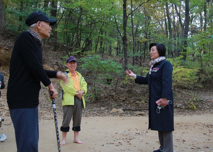 신계용과천시장이 관악산 황톳길에서 시민과 이야기를 나누고 있다.(사진=과천시 제공)<br>
