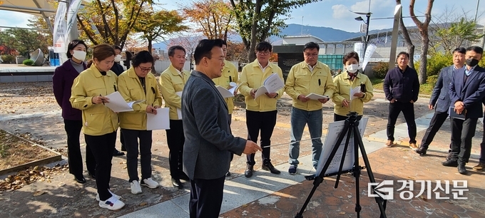 포천 반월아트홀 리모델링 사업에 대해 김정남 문화체육과장이 현황보고를 하고 있다. (사진=문석완 기자)