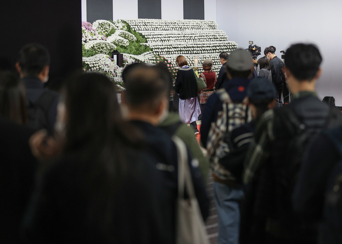 지난달 31일 오후 시민들이 서울 중구 서울광장에 마련된 이태원 사고 사망자 합동분향소에서 조문하기 위해 줄을 서 있다. (사진=연합뉴스)
