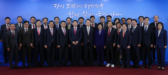김병수 김포시장이 28일 서울 용산 전쟁기념관에서 열린 전국 시장·군수·구청장 오찬 후 윤석열 대통령·참석자들과 함께 기념촬영에 임한 모습이다. 앞줄 왼쪽 두 번째가 김병수 김포시장.(사진=김포시 제공)