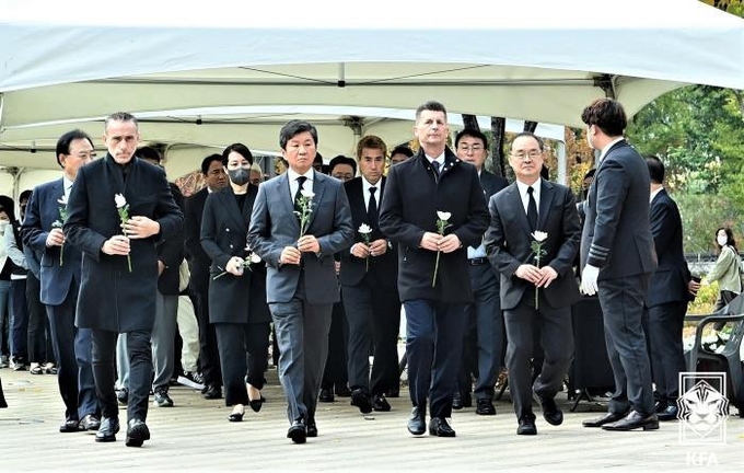 <strong>파울루 벤투 남자 축구대표팀 감독과 콜린 벨 여자축구대표팀 감독이 정몽규 대한축구협회장과 함께 1일 서울시청 앞 광장에 마련된 이태원 참사 희생자 분향소를 찾아 조문했다. 왼쪽부터 벤투 감독, 정몽규 회장, 벨 감독. (사진=대한축구협회 제공)</strong>