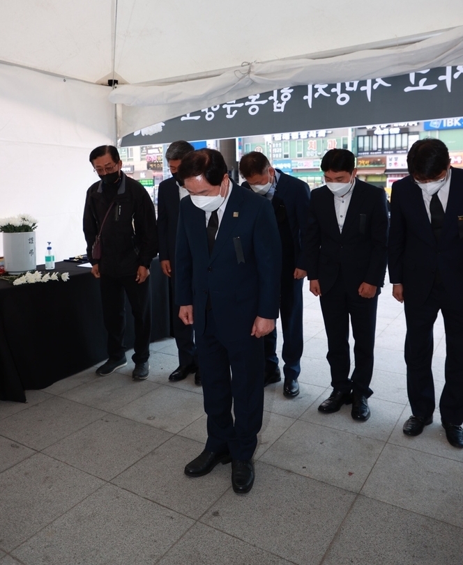 주광덕 남양주시장이 이석범 부시장, 실국소장 등 간부 공무원들과 합동분향소를 찾아 헌화와 묵념을 하며 사망자들을 추모했다.(사진=남양주시 제공)