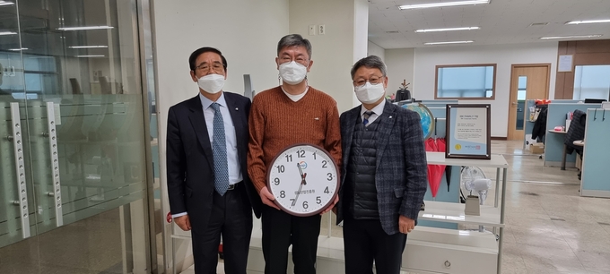 류해필 원장(사진 왼쪽)과 코스닥 상장 4호 기업 관계자(사진 가운데)가 상장 기념 촬영을 하고 있다. (사진=성남산업진흥원 제공)
