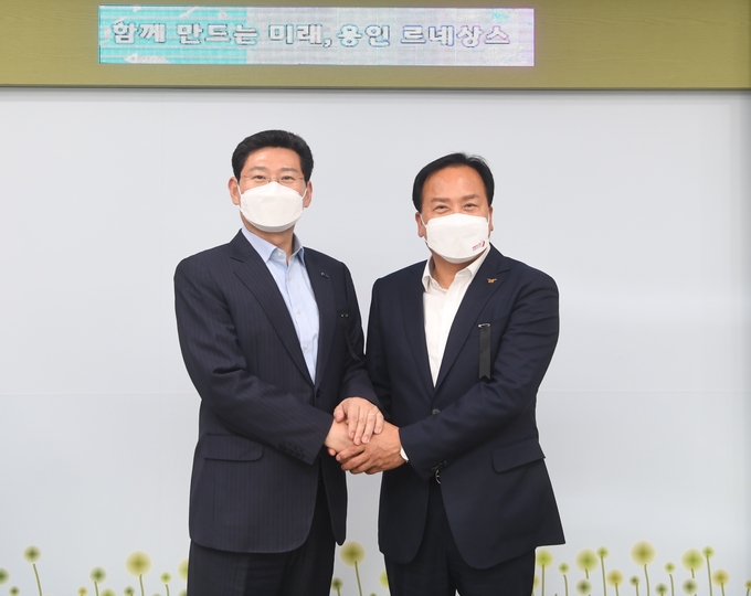 이권재 오산시장과 이상일 용인시장이 교통 현안 해결협의후 기념촬영을 하고 있다.(사진=오산시 제공)