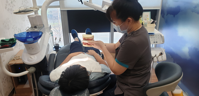 초등학교 4학년 학생이 치과에서 구강건강 관리 방법을 안내받고 있다. (사진=성남시 수정보건소 제공)
