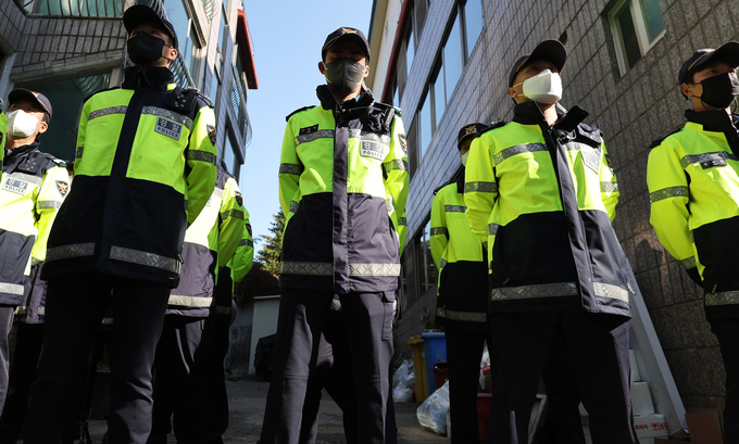 연쇄 성폭행범 박병화가 출소한 지난 31일 거주지인 경기도 화성시의 원룸 주변을 경찰이 통제하고 있다. (사진=연합뉴스)