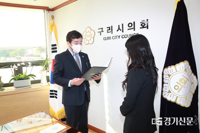 구리시의회는 의정활동을 지원하게되는 정책지원관을 선정하고 2일 의장실에서 권봉수 의장이 임용장을 수여했다.(사진=구리시의회 제공)