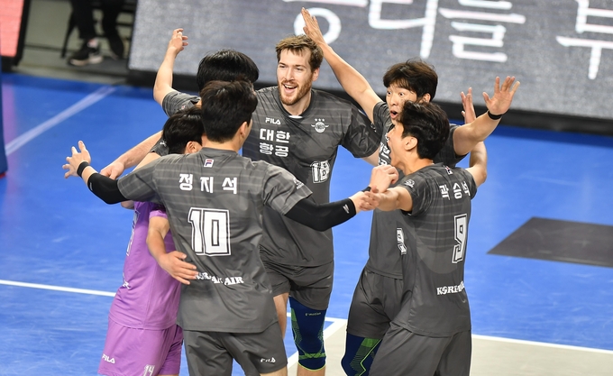 지난 달 28일 충남 천안 유관순체육관에서 열린 도드람 2022~2023 V리그 남자부 인천 대한항공과 천안 현대캐피탈의 경기에서 대한항공 선수들이 득점에 성공한 뒤 기뻐하고 있다. (사진=한국배구연맹 제공)