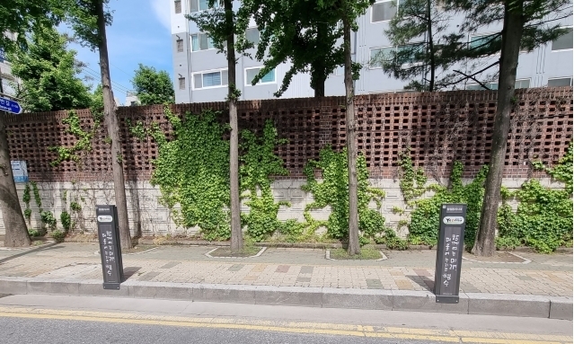 인천 연수구 원도심 지역인 옥련동에 설치된 2단형 현수막 게시대. ( 사진 = 연수구 제공 )