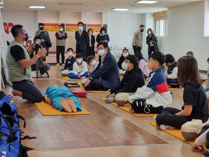 갑룡초 학생들과 도성훈 교육감이 강귀석 체험지도사의 수업에 집중하고 있다. ( 사진 = 김민지 기자 )