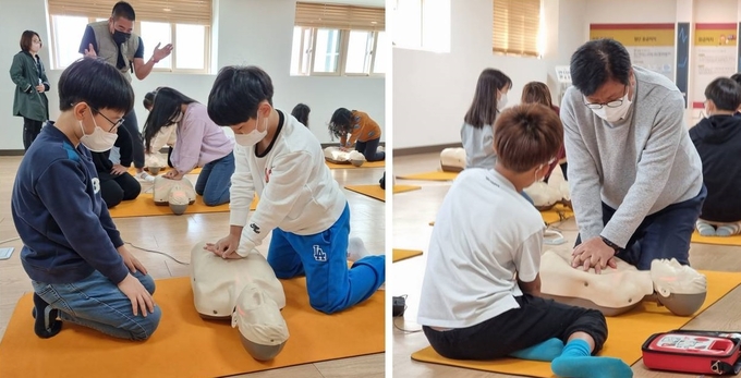 2일 오전 인천시교육청 학생안전체험관에서 갑룡초 학생들과 도성훈 교육감이 심폐소생술을 하고 있다. ( 사진 = 김민지 기자 )