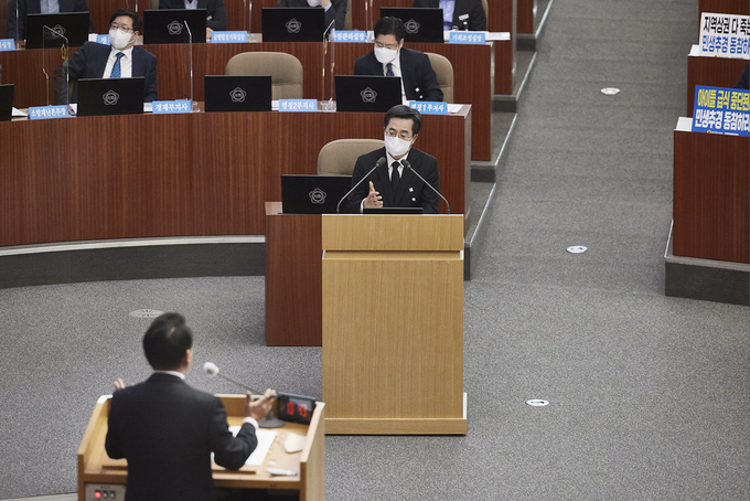 2일 오후 경기도의회 본회의장에서 열린 제365회 정례회 제2차 본회의에서 김동연 경기도지사가 도정질문에 답하고 있다. (사진=경기도 제공)