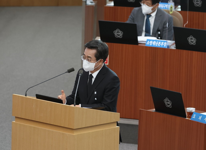 2일 경기도의회 본회의장에서 열린 제365회 정례회 본회의에서 김동연 경기도지사가 도정질문에 답하고 있다. (사진=경기도 제공)