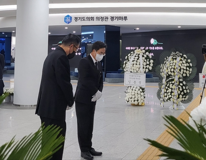 3일 오전 수원시 영통구 경기도청 1층 ‘이태원 참사 희생자’ 합동분향소를 찾은 김동연 경기도지사 (사진=김혜진 기자)