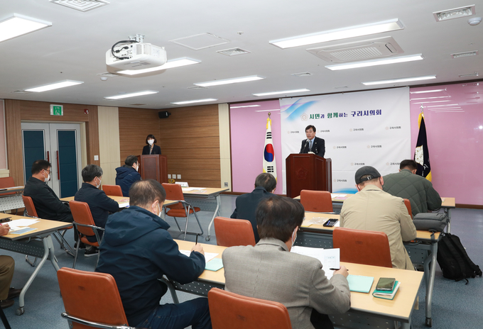 구리시의회가 지난 2일 의회 멀티룸에서 11월 1주차 주례회의 주요안건 브리핑을 가졌다.(사진=구리시의회 제공)
