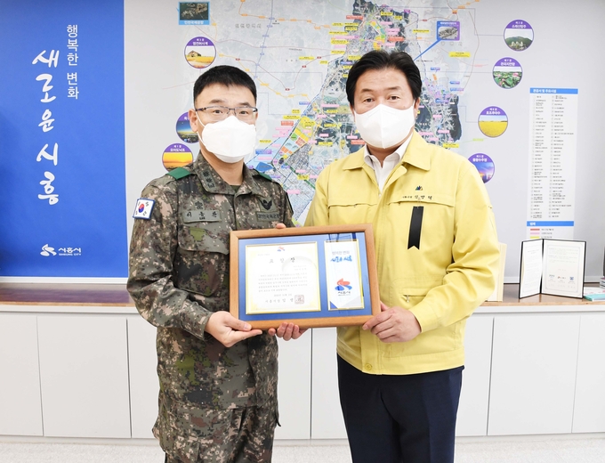 시흥시가 지난 2일 이·취임하는 지역방위부대장들과 소통의 시간을 마련해 시민 안전을 위한 견고한 지역통합방위태세를 구축했다.(사진=시흥시 제공)