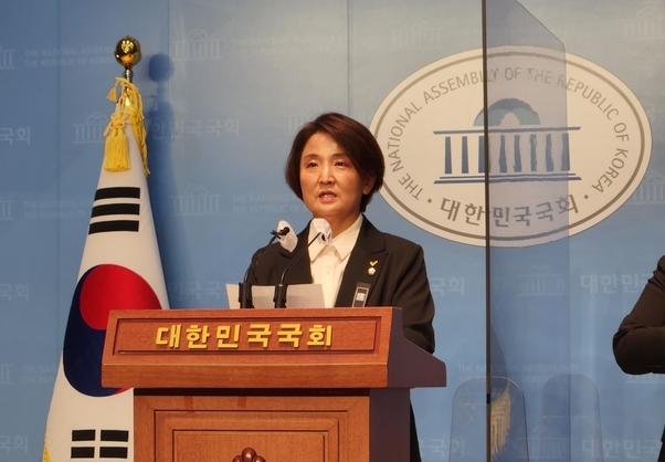 3일 오후 이은주 정의당 원내대표가 국회 소통관에서 기자회견을 열고 발언하고 있다. (사진=김한별 기자)