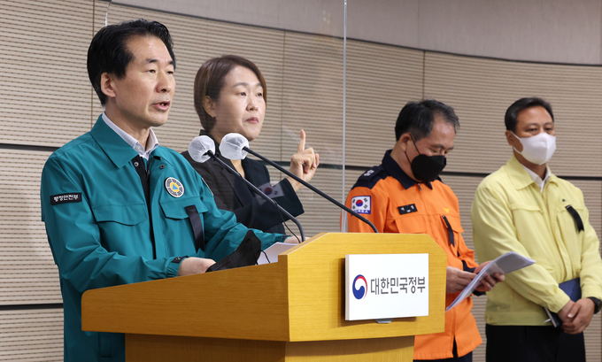 김성호 행정안전부 재난안전관리본부장(왼쪽)이 3일 오전 세종시 정부세종청사에서 '이태원 사고' 관련 중대본 회의 주요 논의사항 등을 브리핑하고 있다. (사진=연합뉴스)