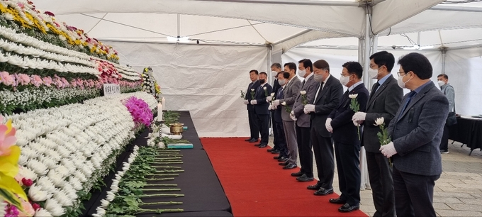3일 오전 인천문화예술회관 야외광장에 마련된 이태원 참사 사망자 합동분향소에서 인천상공회의소 심재선 회장과 회장단이 조문하고 있다. ( 사진 = 인천상의 제공 )