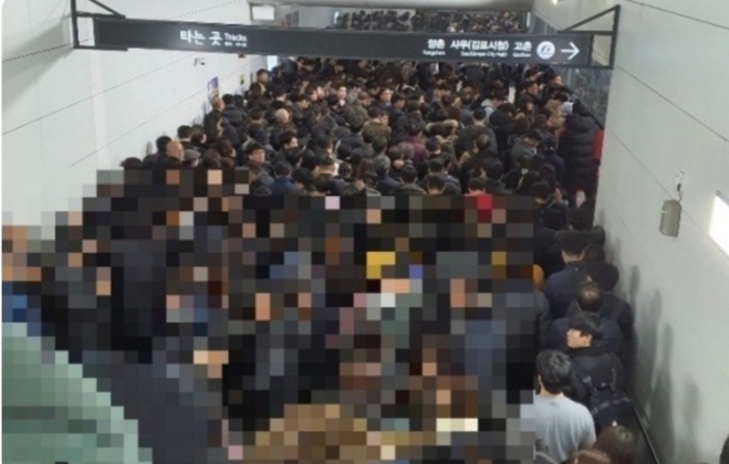 <strong>이용객 과밀화가 빚어지는 김포도시철도 승강장</strong>(사진=김포검단시민연대 제공) 
