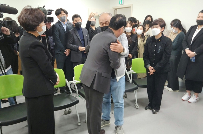 3일 오후 5시 인천 연수구 함박종합사회복지관에 열린 이태원 참사 희생자 고 박율리아나씨의 추도식에서 유정복 인천시장이 박씨의 아버지를 위로하고 있다. ( 사진 = 박지현 기자 )