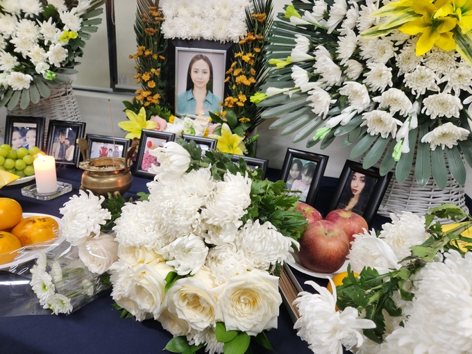 3일 오후 5시 인천 연수구 함박종합사회복지관에 이태원 참사 희생자 고 박율리아나씨의 추도식이 열렸다. 박씨의 영정사진 앞에 국화가 놓여져 있다. ( 사진 = 박지현 기자 )