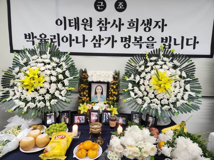 3일 오후 인천 연수구 함박종합사회복지관에서 이태원 참사 희생자 고 박율리아나 씨의 추도식이 진행됐다. 박 씨의 영정사진 앞에 지인들이 놓은 국화가 놓여있다. ( 사진 = 박지현 기자 )